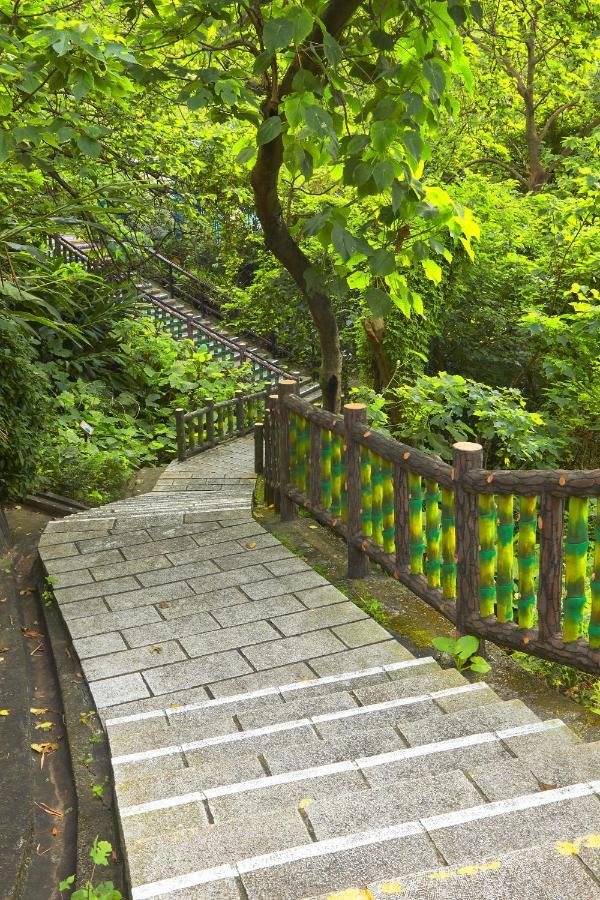 The Grand Hotel Taipei Exterior photo The path to the temple