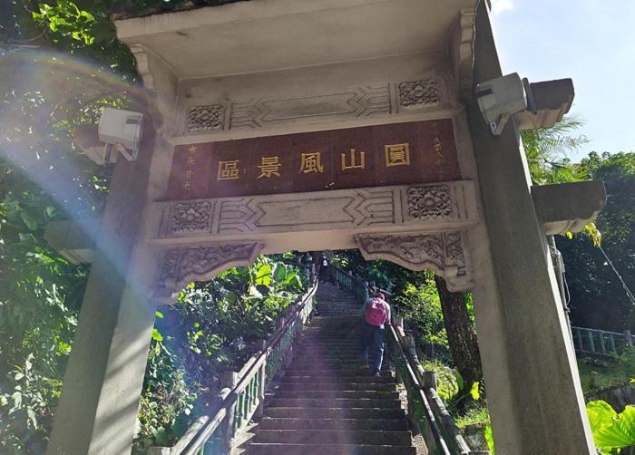The Grand Hotel Taipei Exterior photo Entrance to Mount Tai