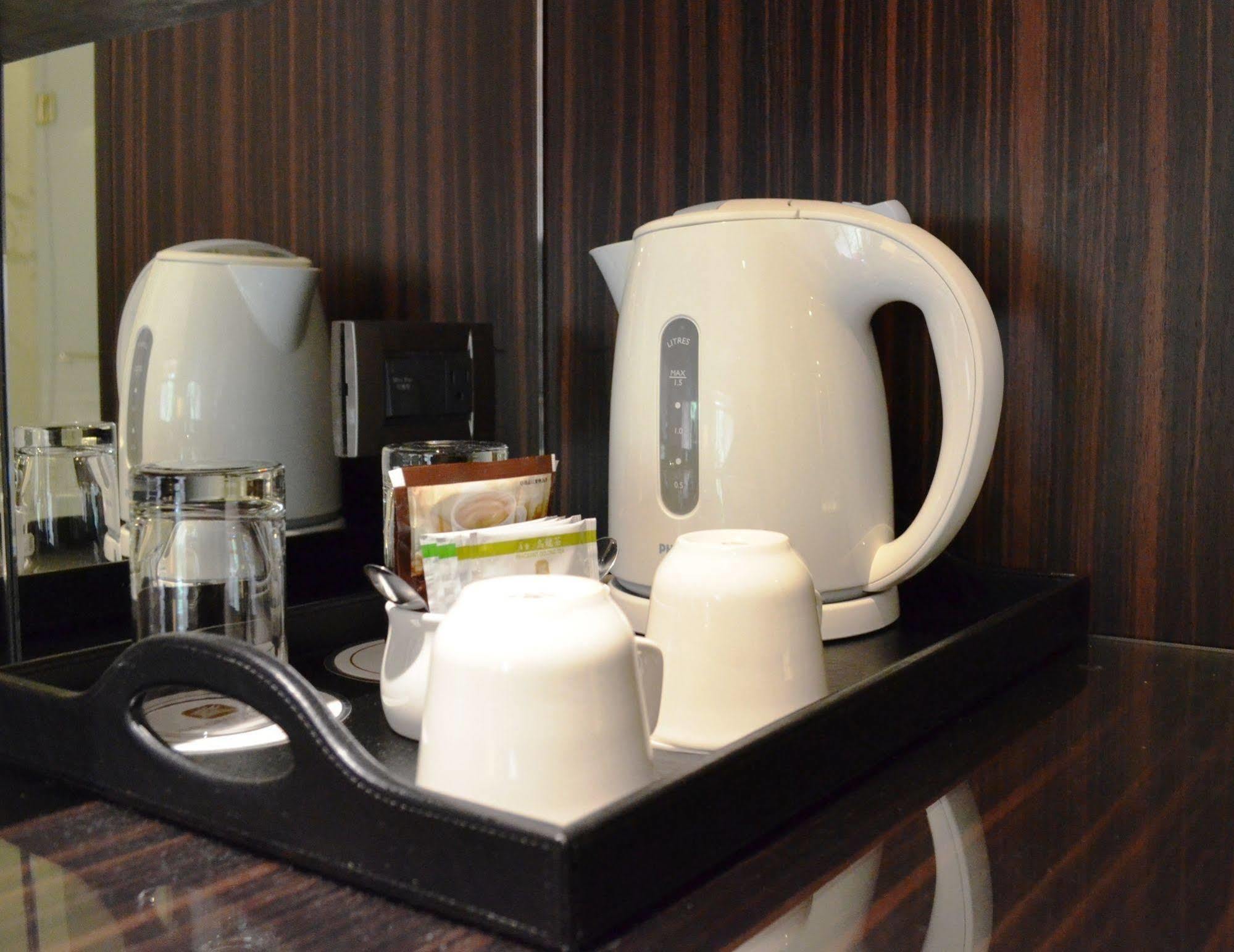 The Grand Hotel Taipei Exterior photo A kettle in a hotel room