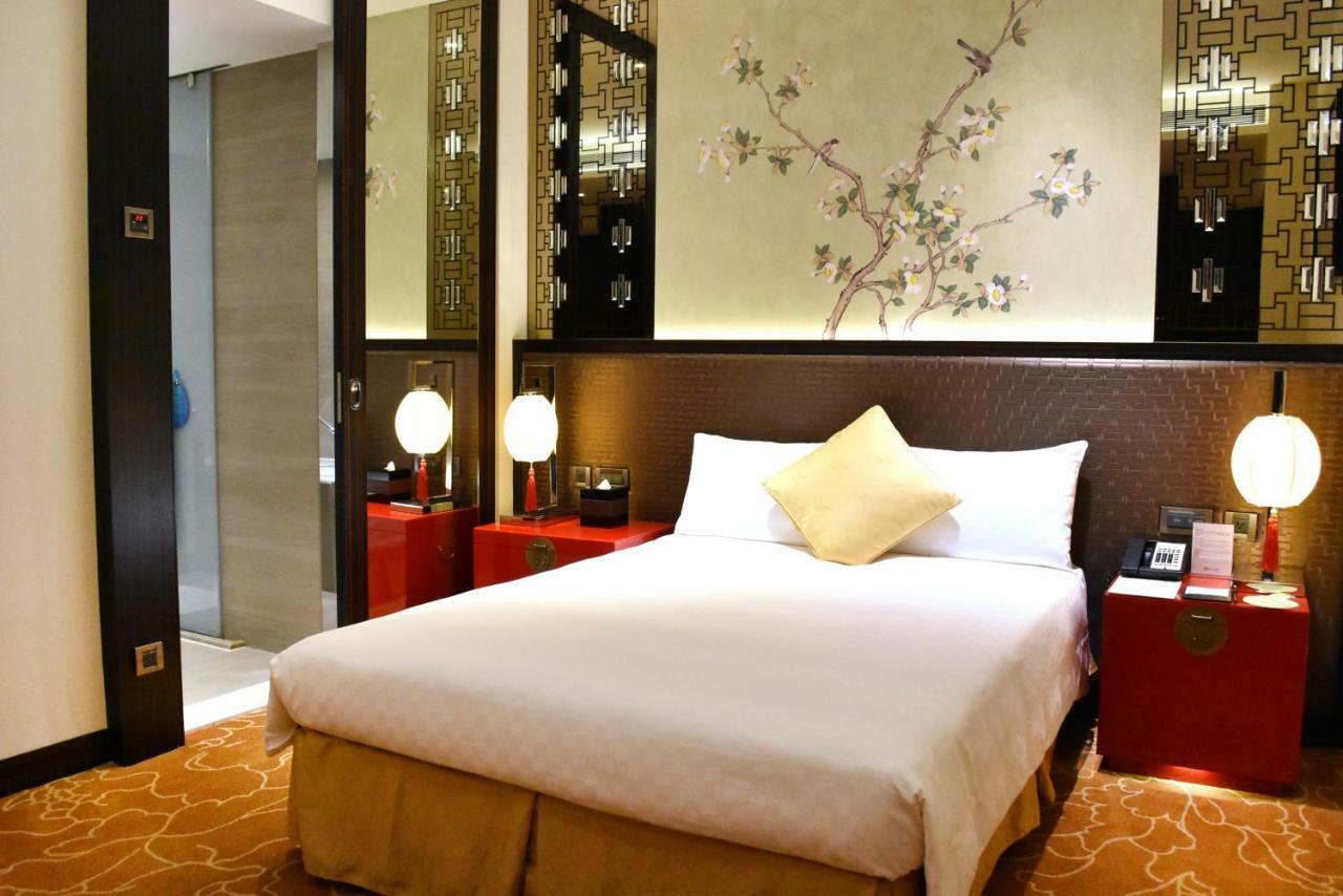 The Grand Hotel Taipei Exterior photo A room at the Mandarin Oriental, Hong Kong
