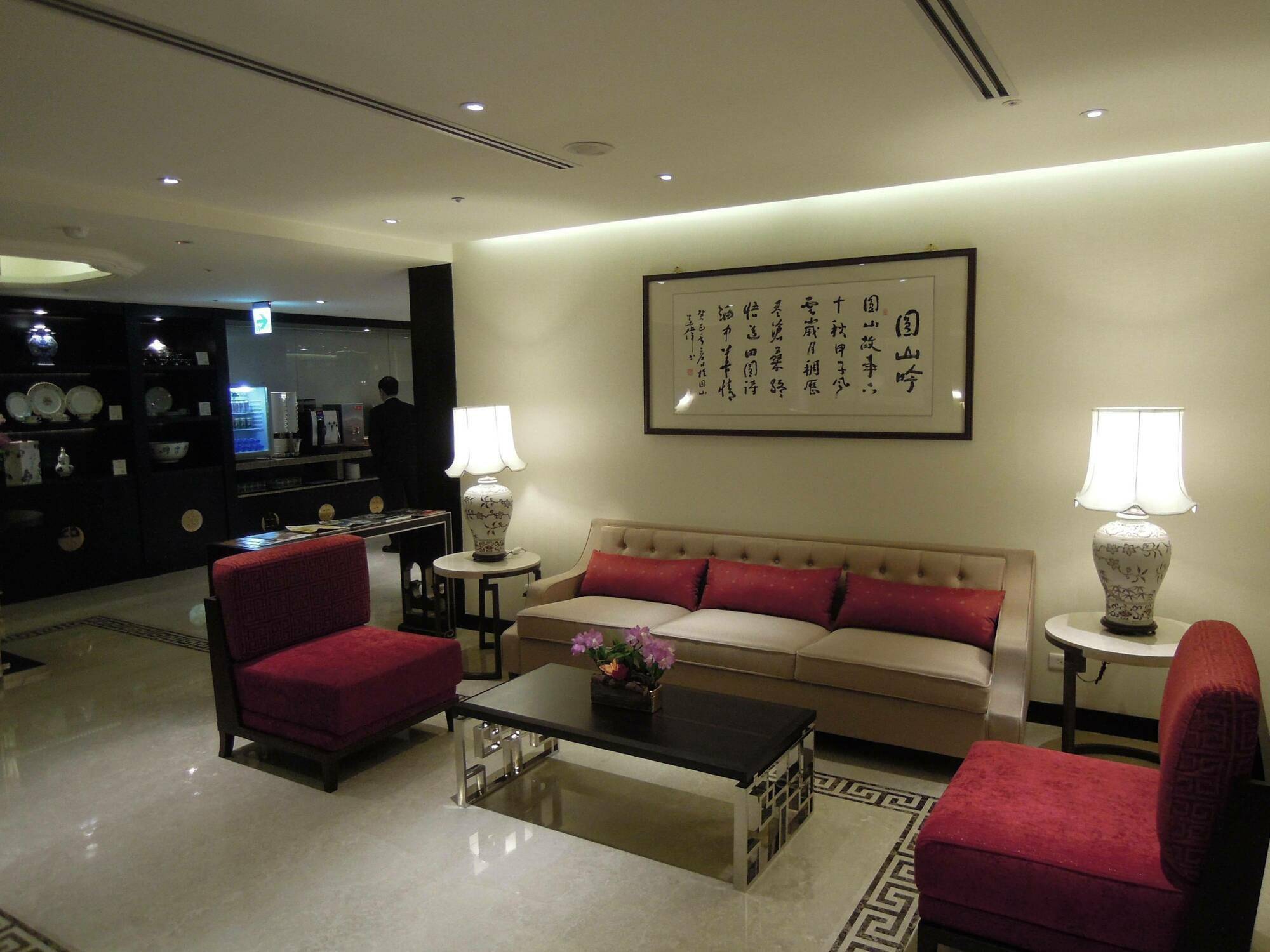 The Grand Hotel Taipei Exterior photo The lobby of the hotel