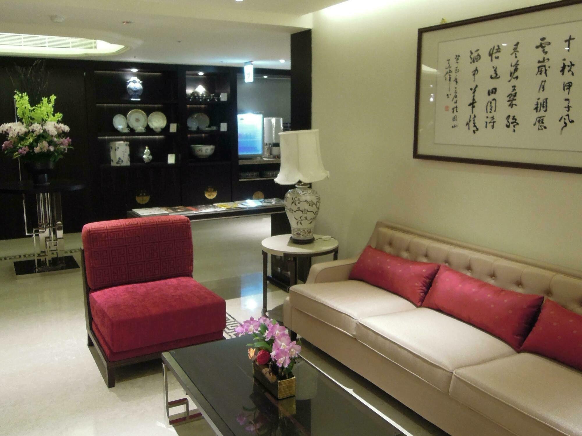 The Grand Hotel Taipei Exterior photo The interior of a suite at the Mandarin Oriental, Singapore